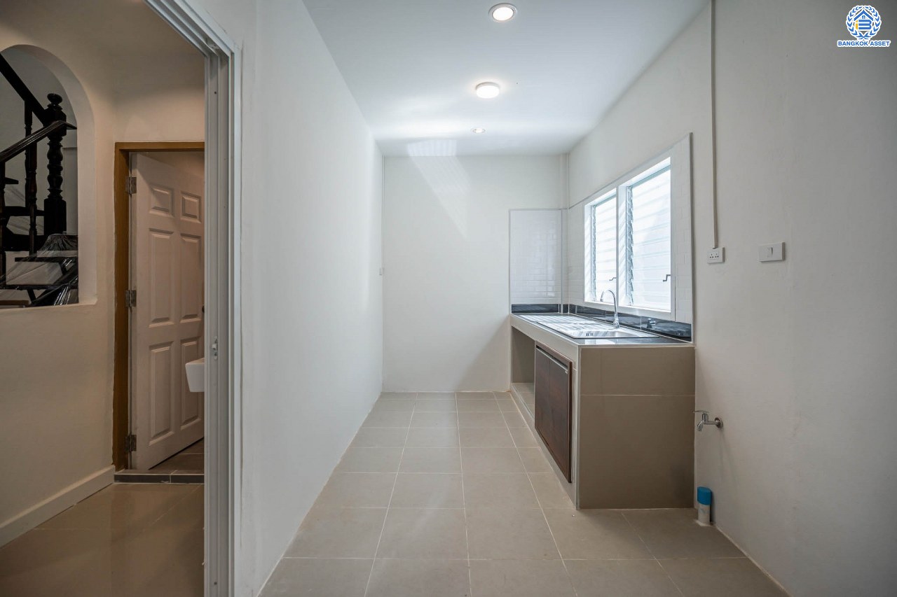 บ้านมือสองตกแต่งใหม่ โครงการ อยู่เจริญ วิภาวดี เนื้อที่ 21.2 ตร.ว. ฟังก์ชัน 2 ห้องนอน 2 ห้องน้ำ จอดรถได้ 2 คัน บนทำเลศักยภาพ หน้าโครงการติดถนนวิภาวดี ใกล้สนามบินดอนเมือง ฟิวเจอร์พาร์ครังสิต, ม.รังสิต จุดขึ้นทางด่วน "ดอนเมือง", โทลเวย์ วิภาวดี-รังสิต และรถไฟฟ้าสายสีแดง "สถานีรังสิต"